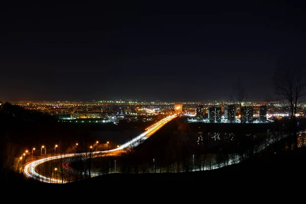 Gece Köprüde Trafik Vardı — Stok fotoğraf