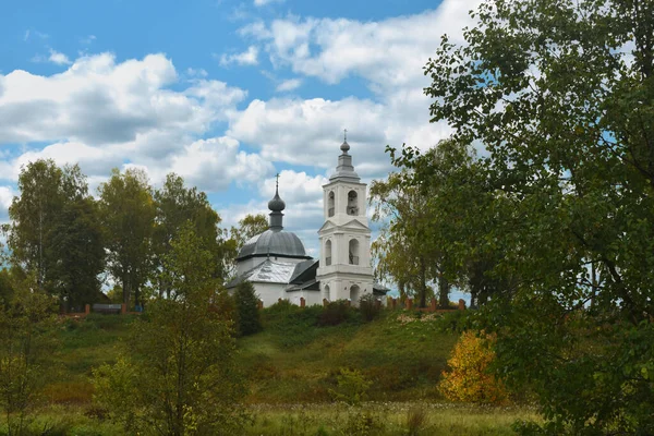 Église Chrétienne Sur Les Rives Une Petite Rivière — Photo