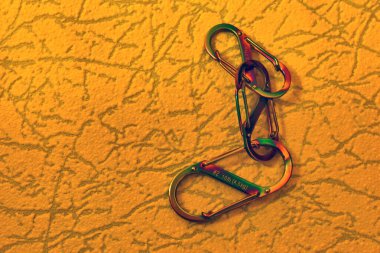 Hafif arkaplanda küçük karabinalar