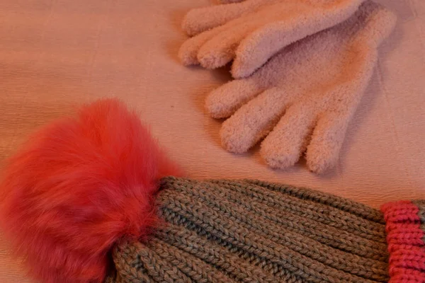 Czapka Zimowa Rękawiczki Różowym Tle — Zdjęcie stockowe