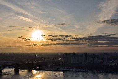 Gün batımında nehir üzerinde bir yol köprüsünde