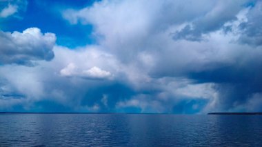 Nehrin üzerinde mavi bulutlar