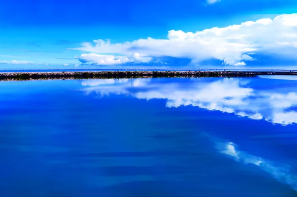 Reflektion av molnen i havet vid horisonten — Stockfoto
