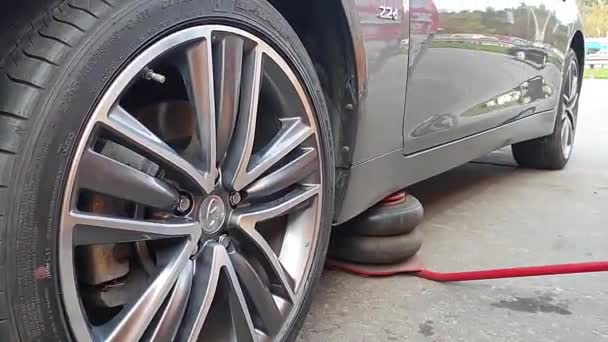 Kiev, Ucraina, 18 agosto 2019. car brand infiniti is on the Jack, close-up wheel, a beautiful new car — Video Stock