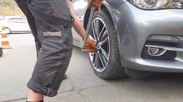 Kiev, Ukraine, 18 août 2019. mécanicien automobile serre boulons sur les roues de la voiture après le montage et l'équilibrage des pneus, entretien de la voiture — Video
