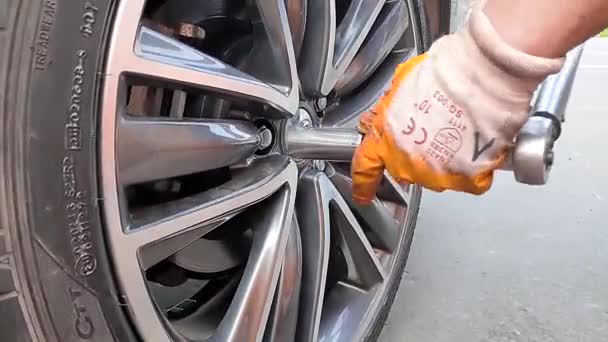 Kiev, Ucrânia, 18 de agosto de 2019. mecânico de automóveis aperta parafusos nas rodas do carro após a montagem e equilíbrio pneus, manutenção do carro — Vídeo de Stock