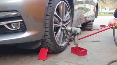 Kiev, Ukrayna, 18 Ağustos 2019. Tamirci arabanın altındaki krikoyu düzeltti. Tekerlekleri, tekerlekleri ve tornavidayı değiştirdi.