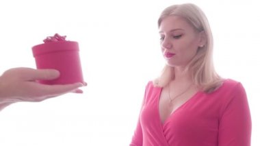 Kız, erkeklerin elinden bir hediye alır, açar ve mutlu olur. İnsanlar ve hediyeler. Neşeli bir ruh hali. Aşk ve aşk. Sevgililer Günü, Uluslararası Kadınlar Günü