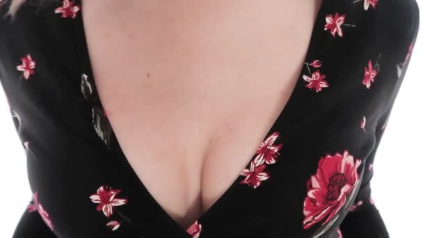 Twee geschenkdozen compressieve zijkanten van een grote vrouwelijke borst, close-up, concept van verleiding, geschenken voor internationale vrouwendag, Valentijnsdag — Stockvideo