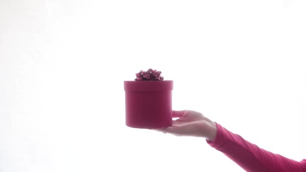 Mannelijke handen nemen uit handen van vrouwen rode geschenkdoos op witte achtergrond. Geïsoleerd. Vakantie — Stockvideo