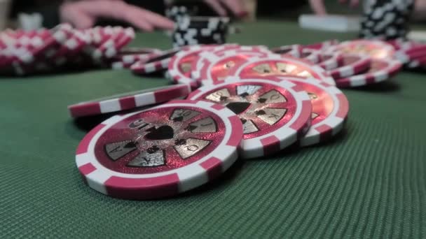 Poker oynayan insanların arka planında yeşil kumaş üzerinde poker fişleri yakın plan — Stok video