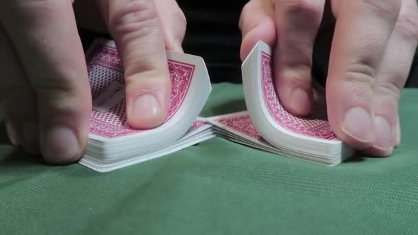 Riffle Shuffle 。男的手在绿色布上擦牌.特写。赌博。机会的游戏 — 图库视频影像