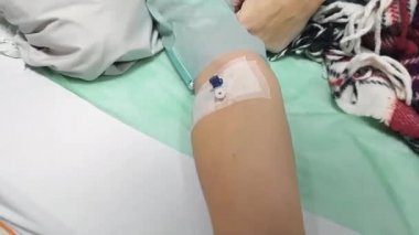 Coronavirus hastalığı kavramı. Bir kateterin insan elinde yama tutuşu görüntüsü. Hastane yatağı. Covid 19