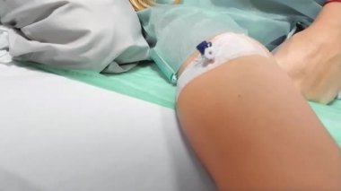 Coronavirus hastalığı kavramı. Bir kateterin insan elinde yama tutuşu görüntüsü. Hastane yatağı. Covid 19
