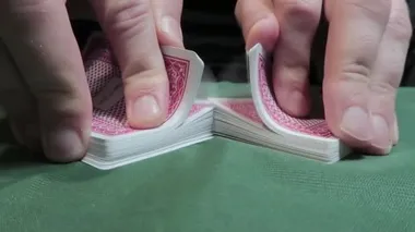 Riffle Karıştır. Kartları karıştırmaya çalışan bir adamın ellerine yakın çekim. Eğitim