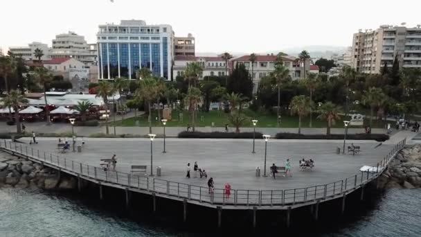 Pandangan udara dari promenade Limassol, Siprus, penerbangan pesawat tak berawak dari pantai — Stok Video