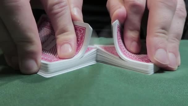 Riffle Shuffle. Primer plano de las manos del hombre, tratando de barajar las cartas. Formación — Vídeos de Stock