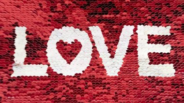 Kırmızı pulların üzerine beyaz harflerle yazılmış aşk pulları. Duygular, ilişkiler..