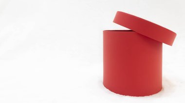 Beyaz arkaplanda kırmızı açık hediye kutusu silindirik şekli, kopyalama alanı. Sevgililer Günü, Uluslararası Kadınlar Günü, doğum günü, tatil konsepti. Model