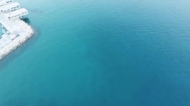 Mavi denizin ve Kıbrıs 'taki Limasol şehrinin hava manzarası. Taş iskele