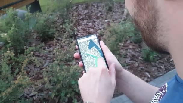 Homem barbudo rolando um mapa no smartphone, tecnologia moderna, o uso da Internet móvel — Vídeo de Stock