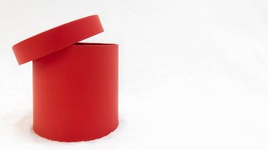 Beyaz arkaplanda kırmızı açık hediye kutusu silindirik şekli, kopyalama alanı. Sevgililer Günü, Uluslararası Kadınlar Günü, doğum günü, tatil konsepti. Model