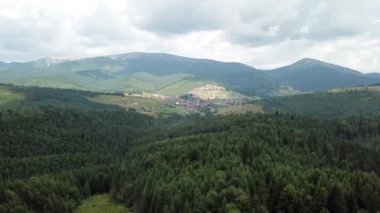 Dağların Üzerinden Havadan Görünüm Uçuşu. Ukrayna. Bukovel. Ormanın üzerinde uçmak.