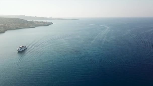 Vue aérienne de la haute mer. Cap Greco. Chypre. La portée du quadcopter au-dessus de la surface de la mer. Le drone s'éloigne du rivage 