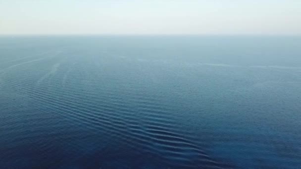 Vista desde el quadcopter en el horizonte del mar. Mar Mediterráneo sin fin en un soleado día de verano — Vídeo de stock