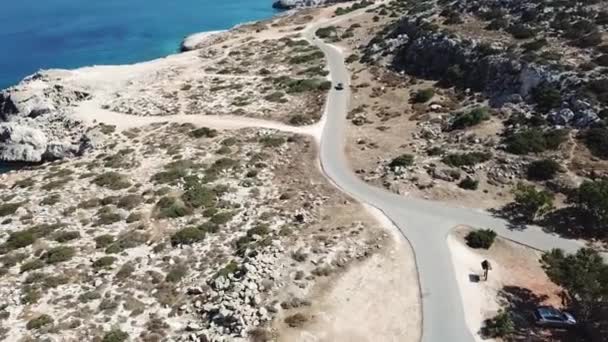 서머. 아피아 나파 근처의 키프로스의 그림같은 해안의 그레코 곶의 꼭대기 사진 — 비디오
