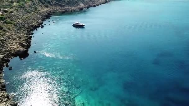 Vista dall'alto del mare cristallino e pittoresca costa di pietra a Capo Greco a Cipro — Video Stock