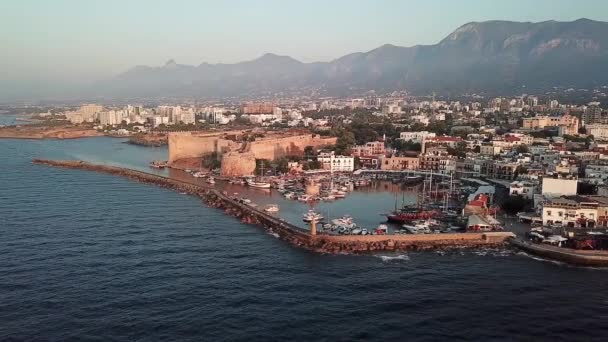 Vista aérea del puerto y del castillo de Kyrenia al atardecer. Kyrenia, Chipre del Norte — Vídeo de stock