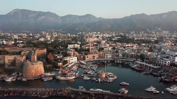 Pemandangan udara pelabuhan dan istana Kyrenia saat matahari terbenam. Kyrenia, Siprus Utara — Stok Video