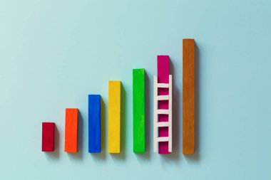 Yükselen çubuk grafiğini merdiven ile ayarla. Bilgi / İş Konsepti büyüme sürecinin analizi kavramı: yıllık mali bütçedeki artışı veya uzun vadeli büyümenin gelirlerini resmeder.