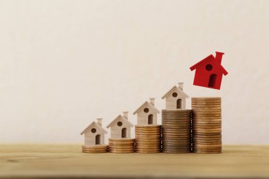 Bozuk para yığınları, emlak yatırım gayrimenkul / ev kredisi / varlık yeniden finansmanı kavramının üzerinde kırmızıyı düzenleyin: bir ev sahibi veya borçlunun mülkleri nakite çevirmesini tasvir eder.