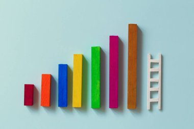 Yükselen çubuk grafiğini merdiven ile ayarla. Bilgi / İş Konsepti büyüme sürecinin analizi kavramı: yıllık mali bütçedeki artışı veya uzun vadeli büyümenin gelirlerini resmeder.