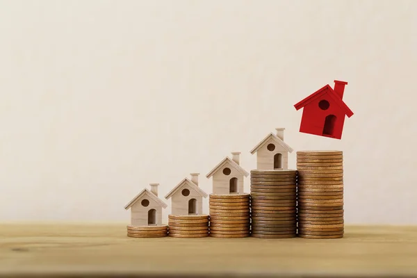 Упорядочить Красный Выдающийся Небольшой Дом Дом Пачки Монет Недвижимость Инвестиций — стоковое фото