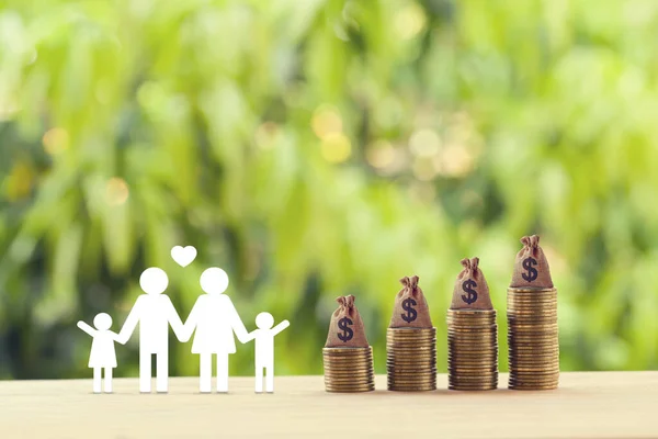 Güvenli bir gelecek ve mali statü planlama ve vergi indirimi kavramı: aile üyeleri, para çantaları ve yükselen madeni paralar. zenginlik ve gelir artışı için tasarruf tasvirleri