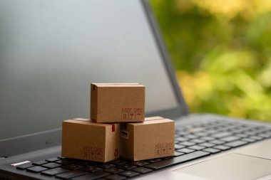 Çevrimiçi alışveriş, ekommerce ve dağıtım hizmeti konsepti: Not defterindeki karton kutular veya kutular. Modern ya da modaya uygun müşterileri tasvir eder. Her zaman internet üzerinden perakende satış sitelerinden sipariş verir..