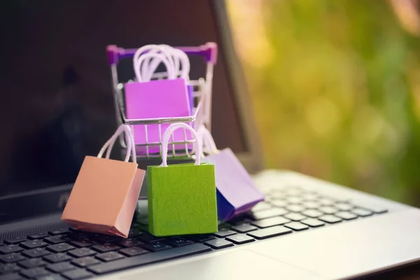 Tramvayda kağıt alışveriş poşetleri ya da klavyede alışveriş arabaları. Müşterilerin evden ya da ofisten her şeyi satın alabileceği ve kuryenin kapı eşiğine getireceği internet alışverişi kavramı.
