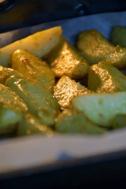 Fırında patates kızartması.