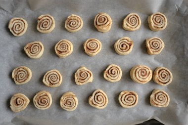 Mutfakta ev yapımı sinabon hamur işleri var.