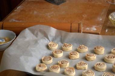 Mutfakta ev yapımı sinabon hamur işleri var.