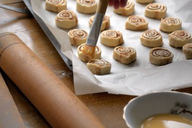 Mutfakta ev yapımı sinabon hamur işleri var.