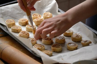 Mutfakta ev yapımı sinabon hamur işleri var.