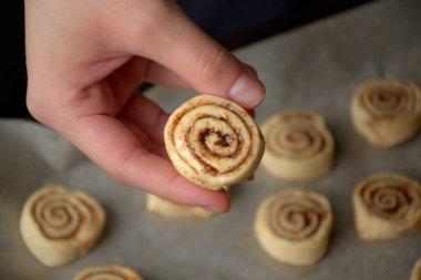 Mutfakta ev yapımı sinabon hamur işleri var.