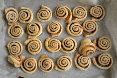 Mutfakta ev yapımı sinabon hamur işleri var.