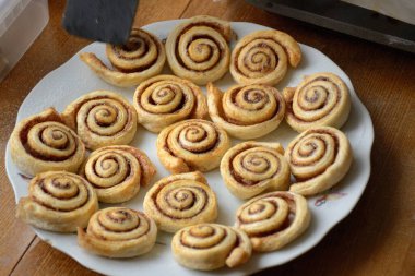 Mutfakta ev yapımı sinabon hamur işleri var.