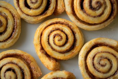 Mutfakta ev yapımı sinabon hamur işleri var.