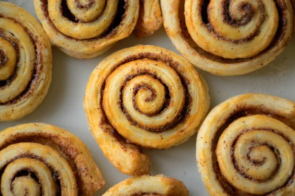 Mutfakta ev yapımı sinabon hamur işleri var.